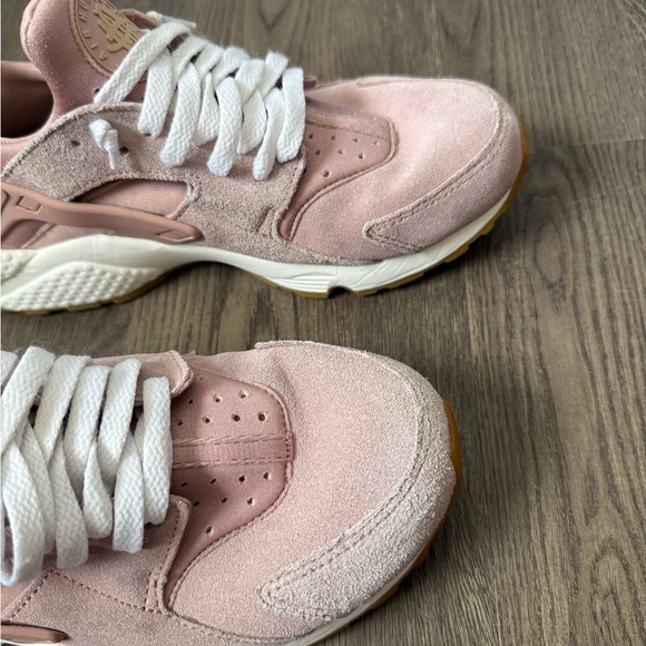 Nike Women's Huarache Run Shoes - Picture 2 of 6